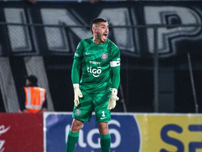El uruguayo Gastón Olveira, arquero de Olimpia, en el partido frente a Sportivo Luqueño por la ronda 19 del torneo Apertura 2024 del fútbol paraguayo en el estadio Defensores del Chaco, en Asunción.