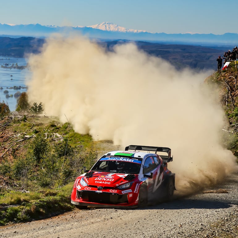 El piloto galo Elfyn Evans (Toyota GR Yaris Rally1), copilotado por Scott Martin, apretó todo lo que pudo pero Solberg estuvo imparable en la etapa 2.