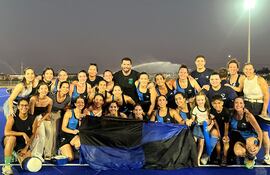 Elenco completo de Santa Clara Hockey, que se consagró campeón del torneo nacional en el COP.