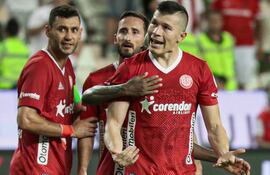 Braian Samudio es congratulado por sus compañeros tras marcar el gol de la victoria para su equipo.