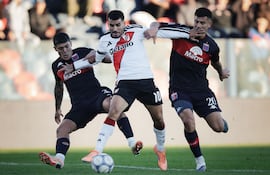 Ángel Correa, el #10 de River Plate, disputa un balón entre dos jugadores de Tigre; Nahuel Banegas (izquierda) y Alan Barrionuevo.