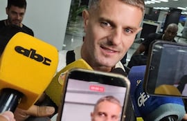 El delantero argentino, Pablo Ezequiel Vegetti (37 años), durante su arribo al Aeropuerto Internacional Silvio Pettirossi.