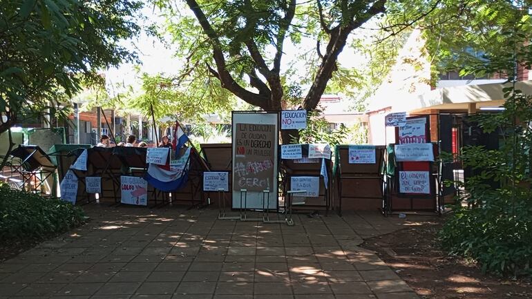 Como medida de protesta los estudiantes de las distintas carreras realizaron barricadas en distintas zonas del Campus de la UNA.