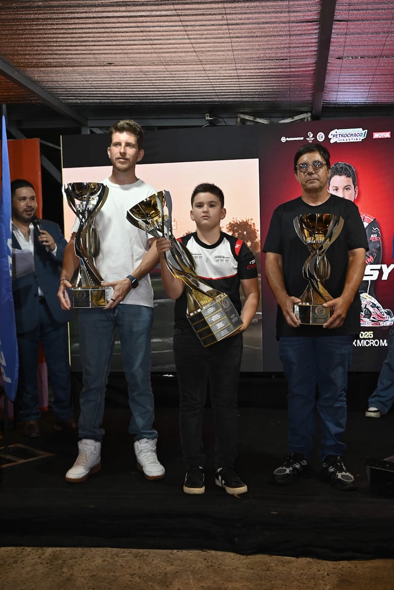 Sebi Wasmosy (centro) junto a representantes de la Micro Max.