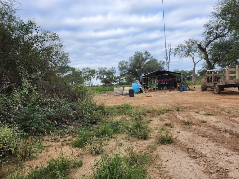 Una de las maquinarias y otra estructura halladas en el inmueble, que habría sido ocupado irregularmente por el hoy imputado.