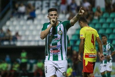Dedicatoria de Emmanuel Morales, encargado de sentenciar el triunfo ñuense, marcando el tercer tanto de su equipo. (Foto: APF)