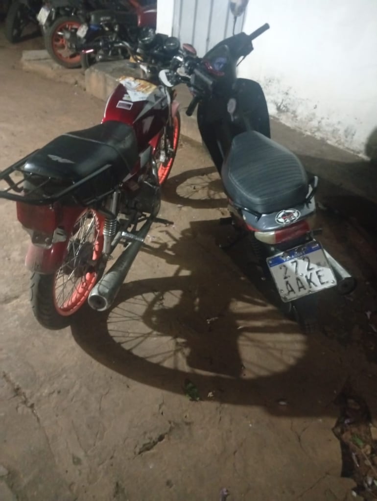 Policía recuperó la moto robada e incautó otra motocicleta utilizada por los sospechosos.