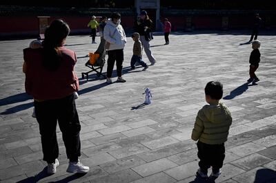 Imagen ilustrativa. Pobladores de Pekín observan a un robot en un parque público. (AFP)
