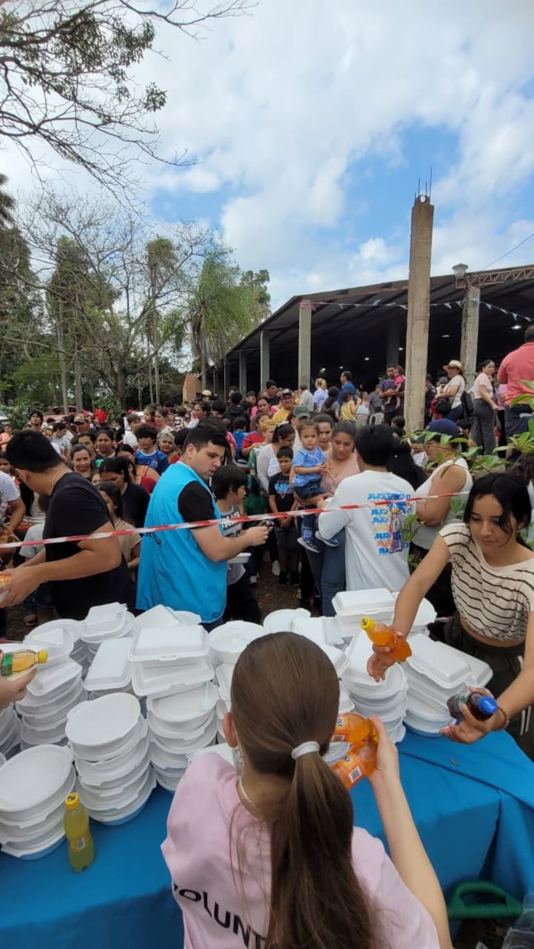 Familias compartieron el tradicional karu guasu en Monte Alto, Atyrá, en el marco de la fiesta del Divino Niño Jesús.