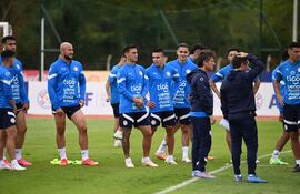 Imágenes del entrenamiento de este martes de la Selección Paraguaya, con Jesús Medina en el fondo.