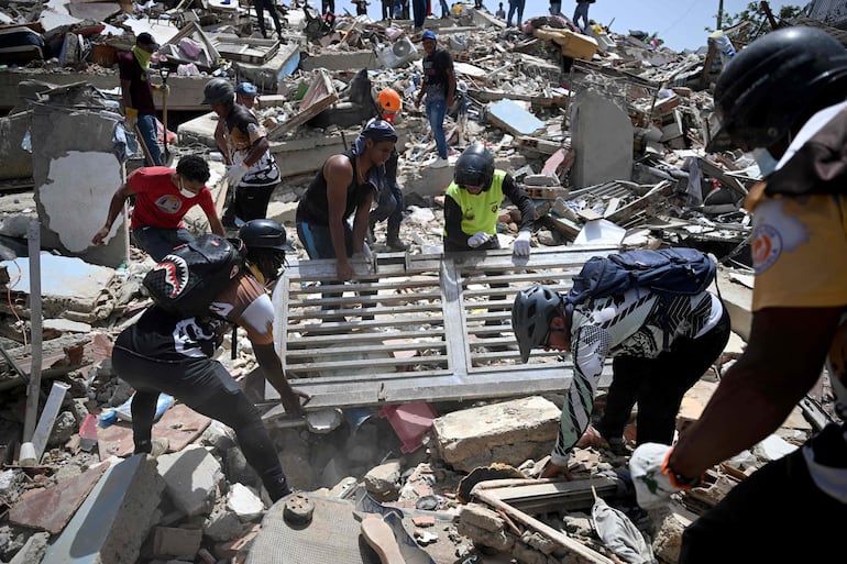 Voluntarios trabajabn en Catia La Mar, La Guaira, Venezuela, tras el paso del doble terremoto del pasado miércoles. 
