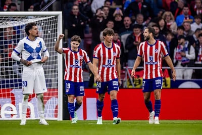 El delantero argentino, Julián Álvarez recibe las felicitaciones del español Robin Le Normand y el eslovaco Dávid Hancko tras anotar el tanto ganador del Atlético de Madrid.