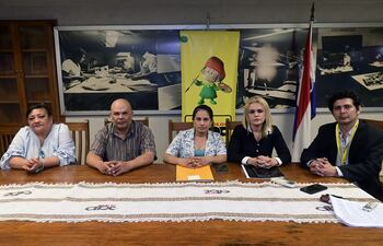 Palmira Peña y Rubén Medina, padres de las víctimas, junto a los abogados Cinthia Espínola, Noelia Quintana y Ariel Ruiz Diaz.