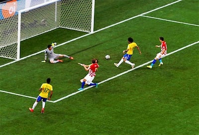 El lateral brasileño Marcelo desvía el balón hacia su propia portería, para vencer a Julio César, en el duelo inaugural del Mundial Brasil 2014, ante Croacia.