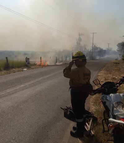 Incendio de pastizales moviliza a bomberos y vecinos en Villeta.