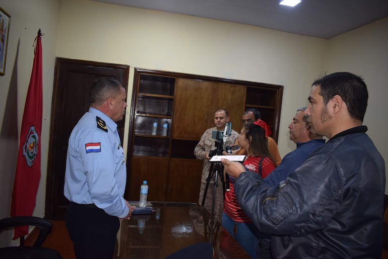El director de la Policía Departamental de Paraguarí, comisario principal inspector Ricardo Orué Salinas, junto al jefe de Gabinete, subcomisario José Haifuch, durante una conferencia de prensa.