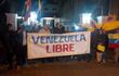 Venezolanos se manifestaron frente a la sede de la embajada de Venezuela en Paraguay.