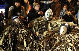 Esta fiesta junina se caracteriza por las máscaras satíricas hechas en madera de timbó y por los guaicurúes vestidos de hojas de banano seco.