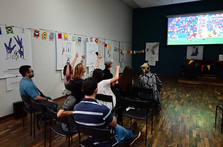 Los presentes vibraron con las instancias del partido que terminó a favor de Alemania que se impuso con cinco goles sobre Escocia que metió uno.