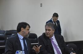 Édgar Melgarejo Ginard, extitular de la Dinac acusado en el caso "tapabocas de oro", y el Abg. Claudio Lovera.