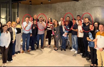 Señalados con óvalos de izquierda a derecha: Luis Guillén (ANR), candidato cartista a la Intendencia de PJC, Paulo Acosta (ANR), sobrino y apadrinado del gobernador de Amambay Juancho Acosta (ANR), Dr. Pablo Ayala, director de la XIII Región Sanitaria y Dr. Osmar Fariña, director del Hospital Regional, durante una reunión partidaria.