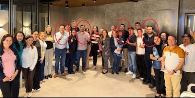 Señalados con óvalos de izquierda a derecha: Luis Guillén (ANR), candidato cartista a la Intendencia de PJC, Paulo Acosta (ANR), sobrino y apadrinado del gobernador de Amambay Juancho Acosta (ANR), Dr. Pablo Ayala, director de la XIII Región Sanitaria y Dr. Osmar Fariña, director del Hospital Regional, durante una reunión partidaria.