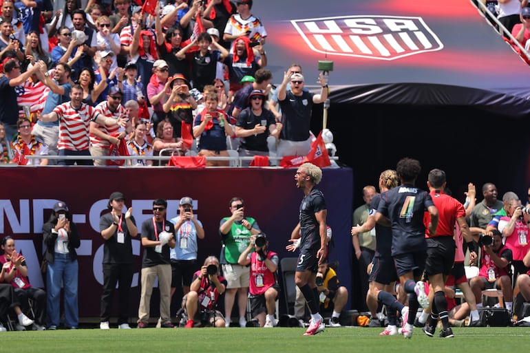 Antonee Robinson (c) de Estados Unidos celebra un gol este sábado, en un partido amistoso previo al Mundial de la FIFA 2026 entre Estados Unidos y Alemania en el estadio Soldier Field en Chicago (Estados Unidos),