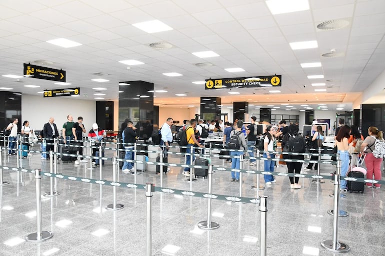 El titular de la Dinac, Nelson Mendoza remarcó que el objetivo es ampliar el acceso de los paraguayos al transporte aéreo.