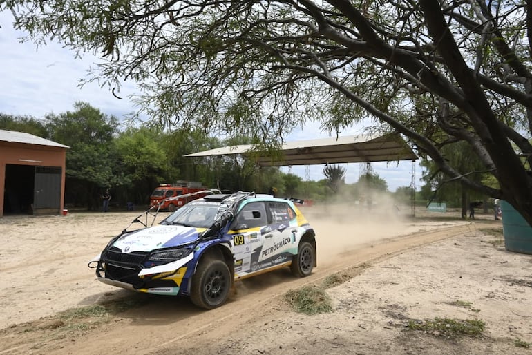 Los autos del Campeonato Nacional de Rally realizan la instalación del GPS en la Terminal de Ómnibus de la ciudad de Mariscal Estigarribia, cabecera del Rally del Chaco 2026.