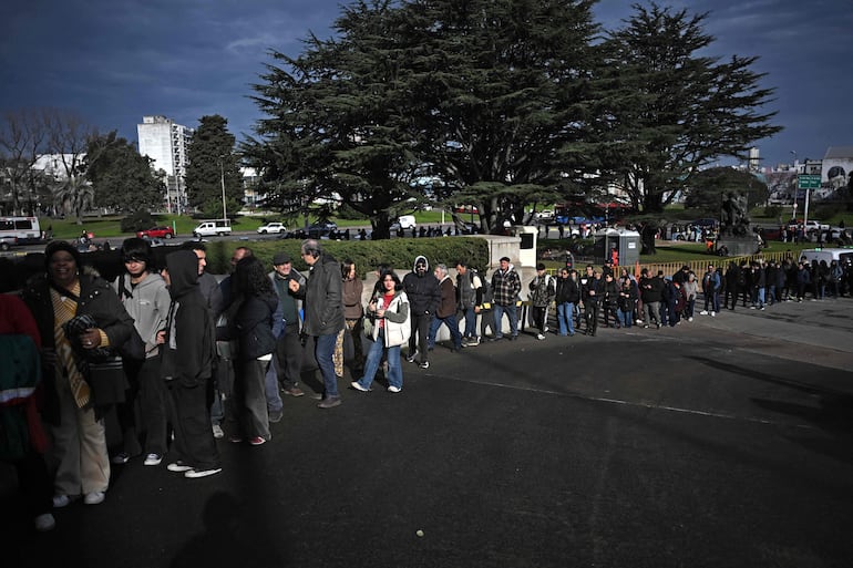 Seguidores de Rubén Rada forman fila para despedirlo en el Palacio Legislativo de Uruguay.