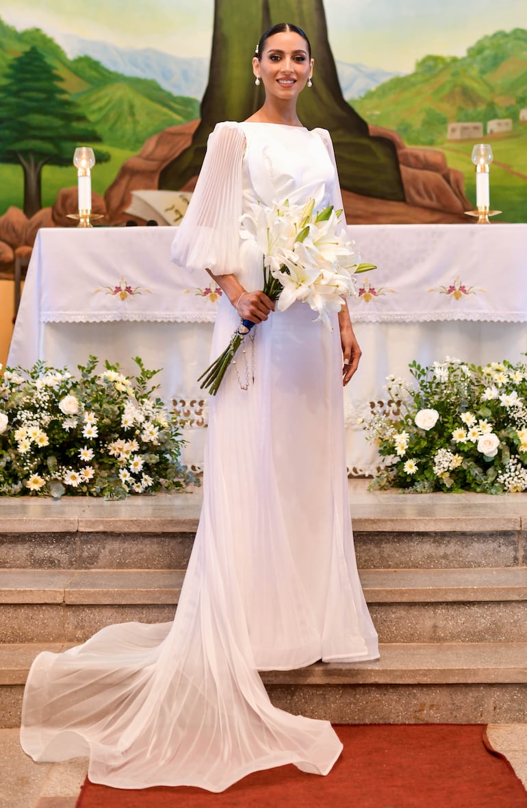 El vestido de la novia fue diseñado y confeccionado por Roquelina Villagra, un traje blanco que se destacó por una flor en el pecho y mangas plisadas, el ramo fue armado por José Genez quien también se encargó de la decoración y del tocado se encargó Josefina Alcázar.