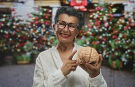 Mujer sostiene un modelo de cerebro.
