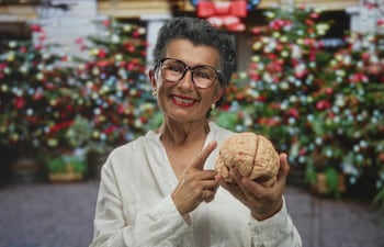 Mujer sostiene un modelo de cerebro.