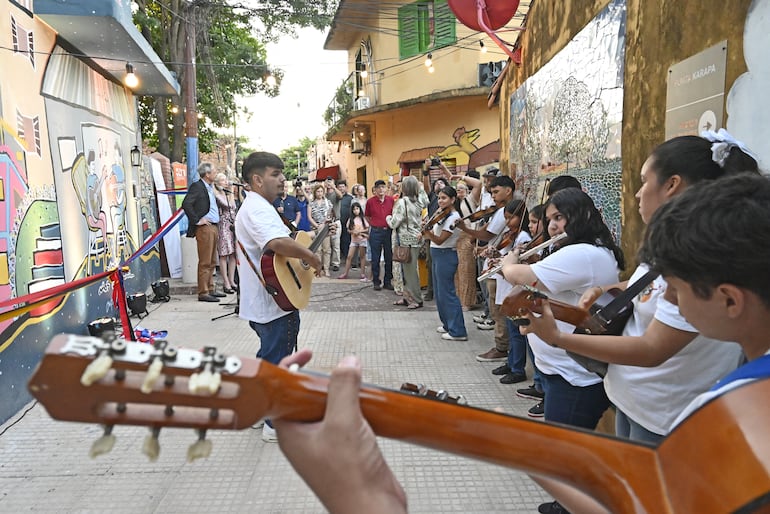Inauguración del mural de la guarania en Punta Karapa.