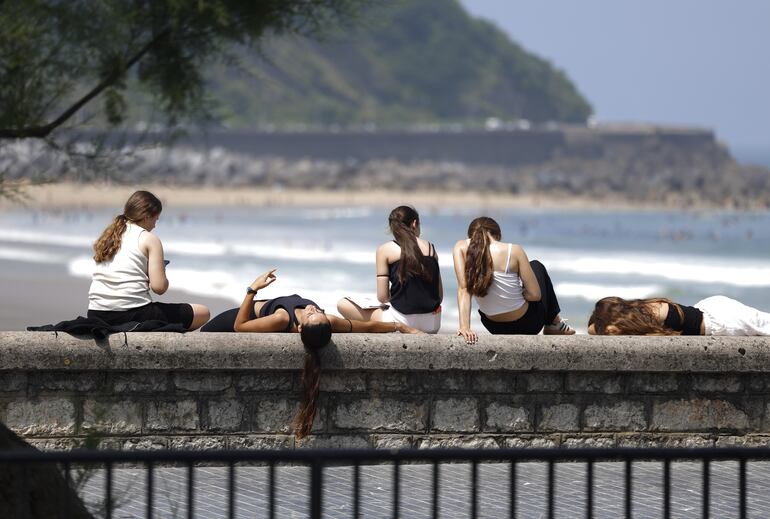 Más de la mitad de los jóvenes elige las redes sociales como principal fuente de información. EFE/Juan Herrero.