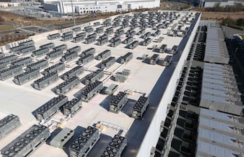 Imagen ilustrativa de un sistema ventilación en el techo, junto a generadores en la planta baja de un data center de Digital Realty en Ashburn, Virginia. Los centros de datos son la infraestructura física que hace posible nuestra vida digital; sin embargo, la mayoría de las personas nunca ha visto uno de cerca ni comprenden su funcionamiento. Según Cloudscene, un directorio de centros de datos, existen aproximadamente 12 000 centros de datos en funcionamiento en el mundo, la mitad de ellos en Estados Unidos. (Foto de ANDREW CABALLERO-REYNOLDS / AFP).