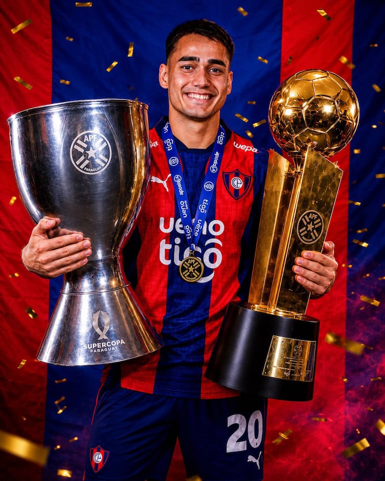 El volante, Wilder Viera sosteniendo la Supercopa Paraguay y el trofeo del torneo Clausura, ambos conquistados en 2025.