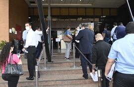 En las afueras de la sede ubicada en la avenida Eusebio Ayala y De la Victoria, las largas filas y las interminables quejas por los inconvenientes con el nuevo sistema