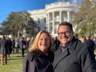 La excongresista republicana Ileana Ros-Lehtinen y a su hijo Rodrigo Heng-Lehtinen mientras posan afuera de la Casa Blanca, en Washington (DC, EE.UU.). Cuando con 21 años estudiaba en la universidad, se armó de valor para comunicarle a su madre que es un hombre y que se llama Rodrigo.