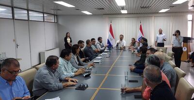 Empresarios del transporte interno de Asunción y usuarios, se reunieron este martes con concejales y representantes del Viceministerio de Transporte, para encontrar una solución al paro de colectivos internos, anunciado para este 15 de diciembre.