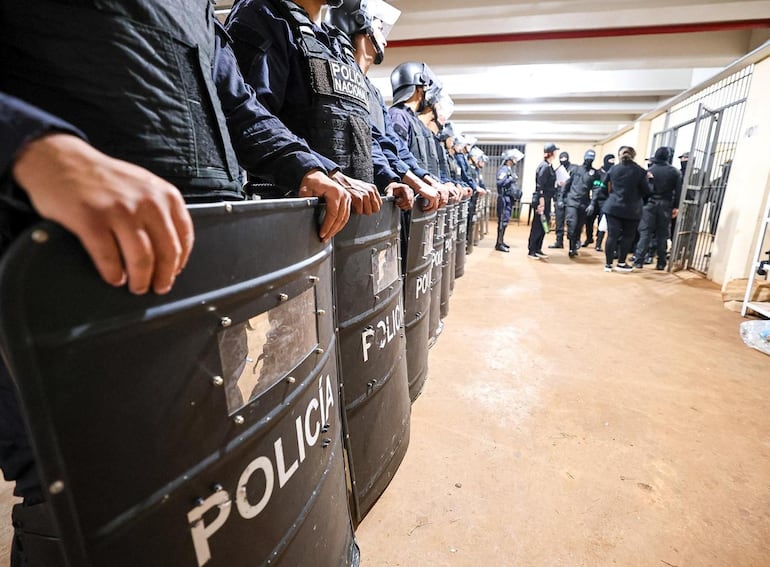 Agentes policiales acompañaron la requisa en el centro penitenciario.