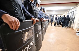 Agentes policiales en la requisa en el centro penitenciario de Minga Guazú. (Imagen de referencia)