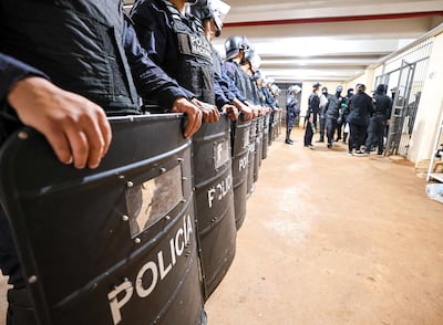Agentes policiales en la requisa en el centro penitenciario de Minga Guazú. (Imagen de referencia)