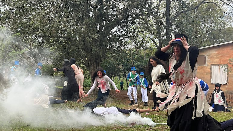 El compromiso y la entrega de los jóvenes se reflejaron en cada escena, logrando transmitir con emoción la crudeza de la Batalla de Piribebuy.