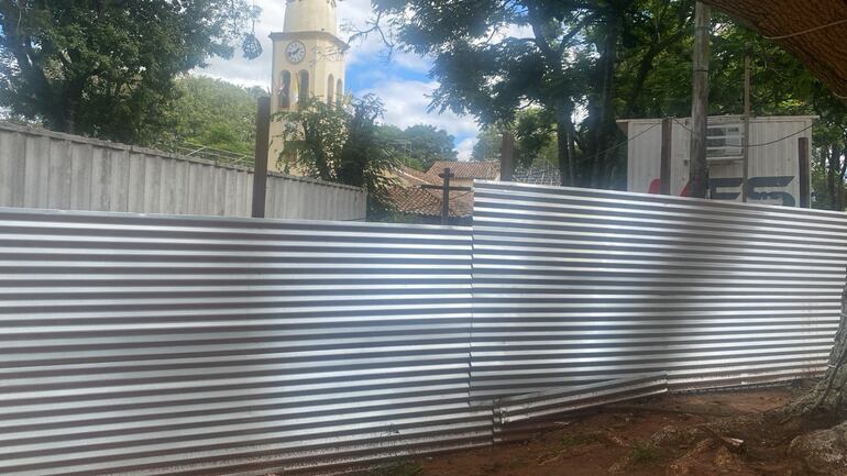 La iglesia atraviesa estas tristes condiciones.