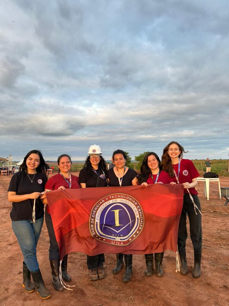 Representantes con la bandera del club.