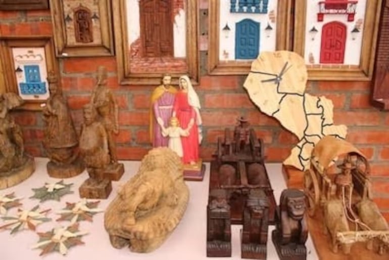 En la Galería de Arte de Tobatí se pude apreciar una gran variedad de artesanía y tallados en madera.