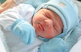 Uso de guante en el recién nacido. Bebé. Feto. 28 de abril de 2023. Para Sociales.
After childbirth, newborn baby in hospital.