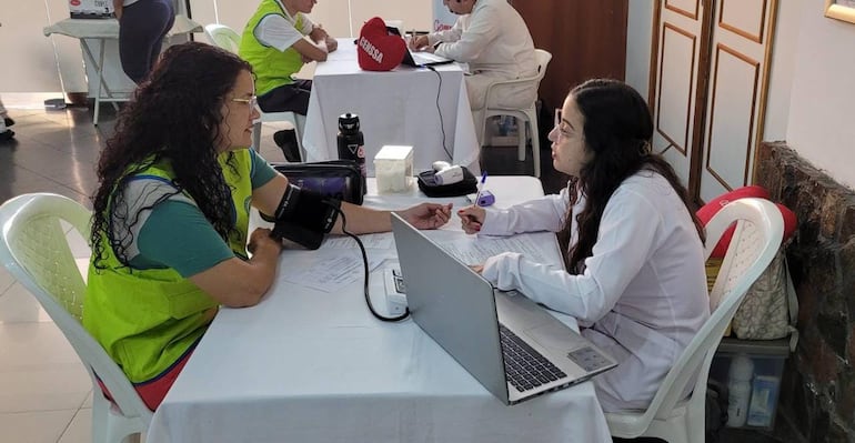 Los voluntarios primero llenan un formulario y pasan por un proceso de examen para poder realizar la donación.