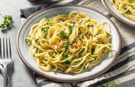 Fideos con manteca y ajo.